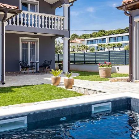 1 Bedroom Stunning In *