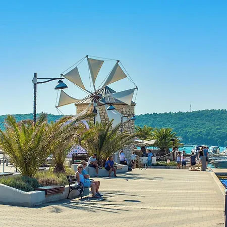 アパート In With Kitchen