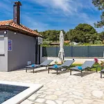 1 Bedroom Stunning In Appartement Medulin