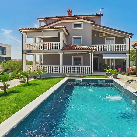 1 Bedroom Stunning In Apartment *